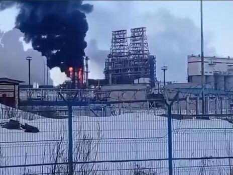 В России загорелся нефтеперерабатывающий завод. Видео