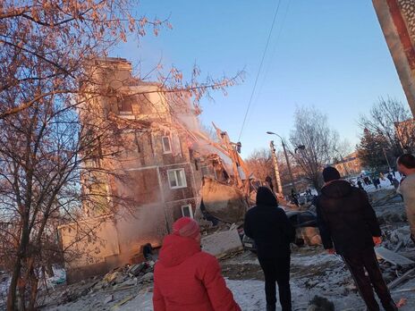 У РФ стався вибух у п'ятиповерхівці. Обвалився під'їзд, щонайменше п'ятеро людей загинули