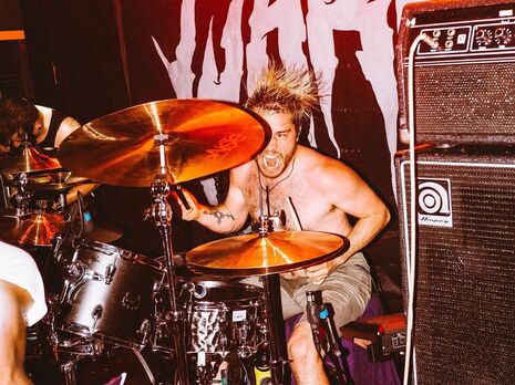 У барабанщика Wargasm на сцене загорелась аппаратура. Его реакция попала на видео и стала вирусной в сети