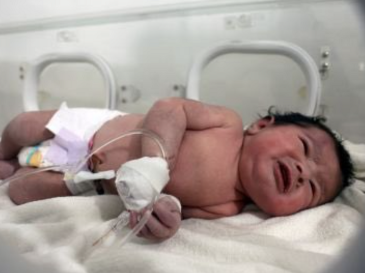 У Сирії з-під завалів будинку врятували новонароджене немовля. Воно було зв'язане пуповиною з мертвою матір'ю. Відео