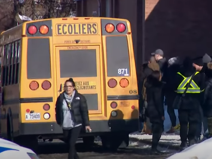 У Канаді двоє дітей загинули після наїзду автобуса на дитсадок. Поліція вважає, що водій зробив це навмисно