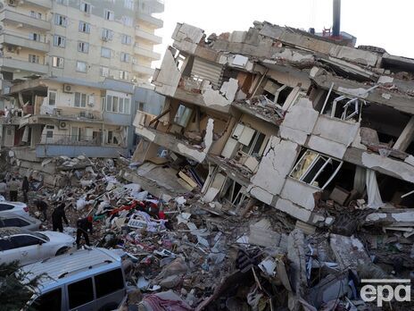 В Турции продолжаются спасательные работы после разрушительного землетрясения