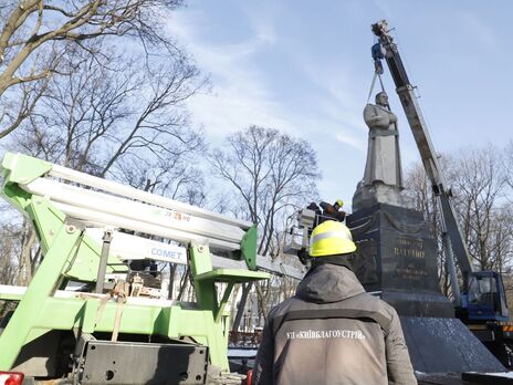 У Києві знесли пам'ятник радянському воєначальникові Ватутіну. Фото, відео
