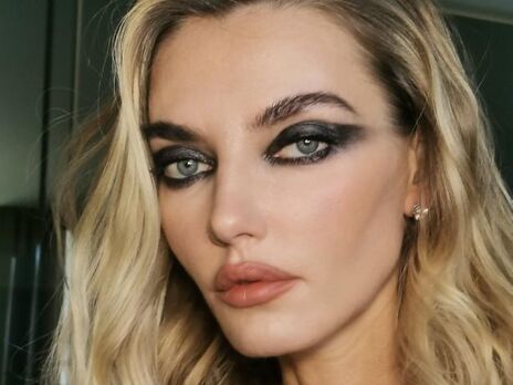 Українська модель у Нью-Йорку засвітилася в сукні з антипутінським слоганом. Іноземні ЗМІ захопилися її 