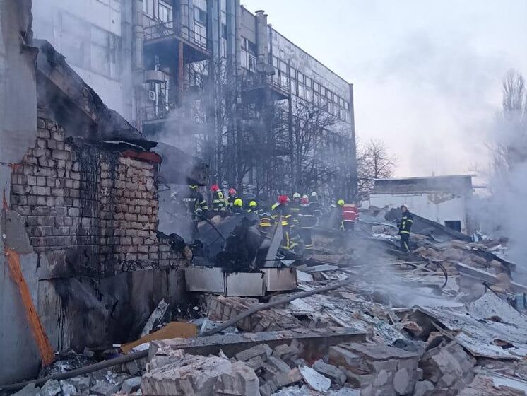 Количество погибших в результате взрыва на территории бывшего завода в Киеве выросло до четырех, еще пять человек пострадали