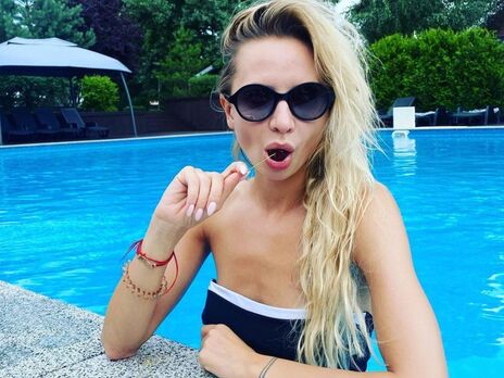 Сопонару в США снялась в купальнике на отдыхе с мужчиной. Фото