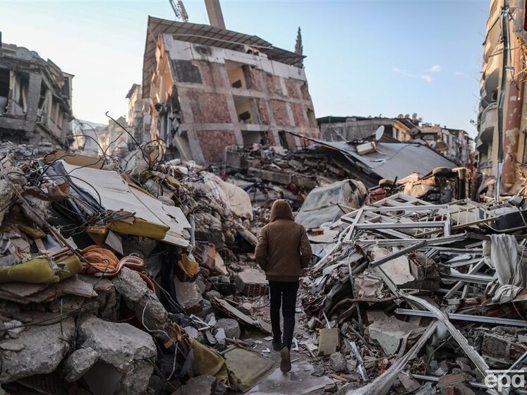 У Туреччині за 115 годин після землетрусу з-під завалів урятували вагітну жінку