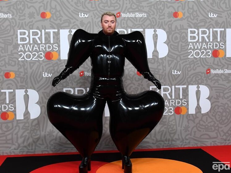 Бэтмен и штаны при недержании. Образ Сэма Смита на красной дорожке Brit Awards 2023, созданный индийским дизайнером, стал мемом в сети