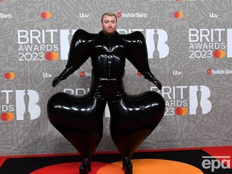 Бэтмен и штаны при недержании. Образ Сэма Смита на красной дорожке Brit Awards 2023, созданный индийским дизайнером, стал мемом в сети