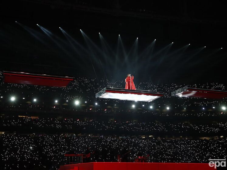 Беременная во второй раз Рианна выступила на Супербоуле 2023. Певица парила в воздухе на движущейся платформе. Фото, видео