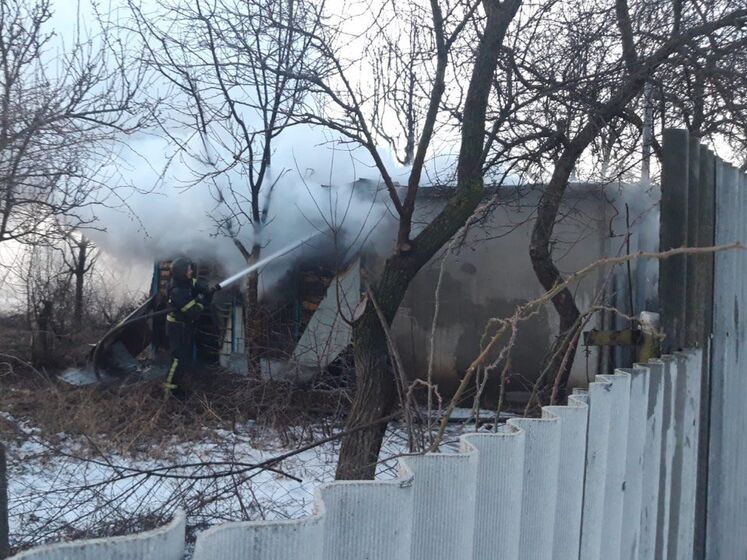 У Харківській області після обстрілів горіли приватні будинки, поранено місцевого жителя