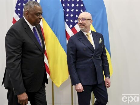 Резников – в желтом, Остин – в синем. Министр обороны Украины и глава Пентагона появились на публике в галстуках цветов украинского флага