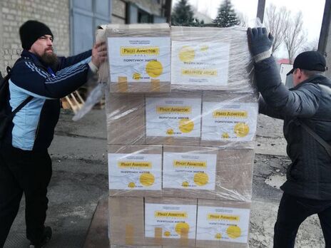 Фонд Рината Ахметова передает в Бахмут почти 4 тыс. продуктовых наборов