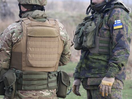 Финские инструкторы в Великобритании обучают военных ВСУ разным способам стрельбы. Фото