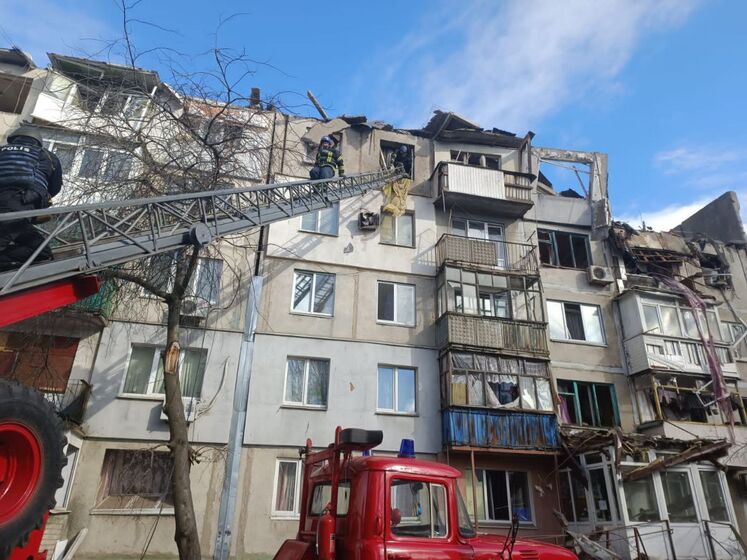 Окупанти вдарили по багатоповерхівці в Покровську Донецької області, поранено щонайменше двох людей – ОВА