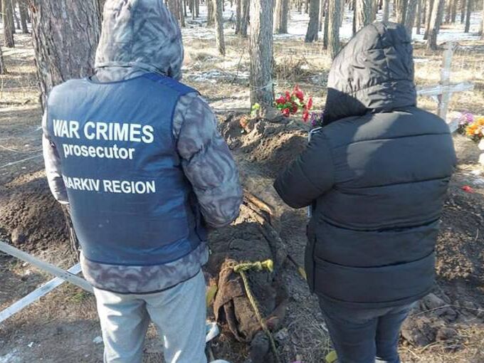 У Харківській області ексгумували тіло чоловіка, якого розстріляли військові РФ – прокуратура