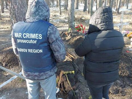 В Харьковской области эксгумировали тело мужчины, которого расстреляли военные РФ – прокуратура