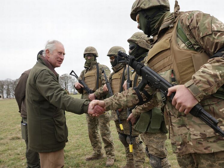 Чарльз III зустрівся з українськими військовими, які тренуються у Великобританії. Відео