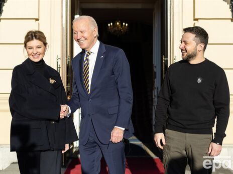 Байден во время визита в Украину надел такой же сине-желтый галстук, в котором два месяца назад встречал Зеленского в Белом доме