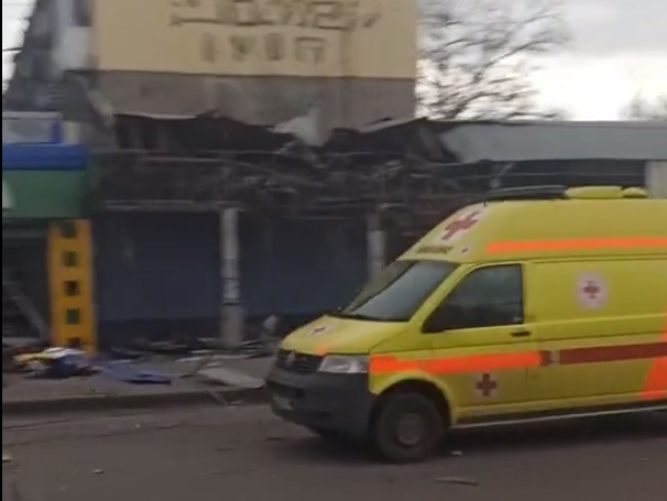 Российские войска из "Градов" обстреляли остановку и жилой дом в Херсоне. СМИ заявляют о погибших и раненых. Видео