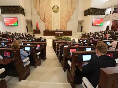 Парламент Білорусі ввів страту за держзраду для військових і чиновників