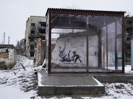 Протиударні стіни й датчики руху. Графіті Бенксі в Київській області захистили від вандалів і несприятливих погодних умов