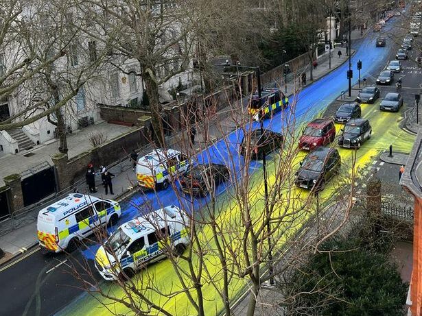 У Лондоні активісти пофарбували асфальт біля посольства РФ у кольори українського прапора