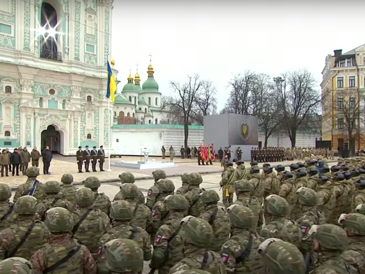 "Слава всім, хто зараз у бою". На Софійській площі підняли прапор України й ушанували пам'ять загиблих захисників