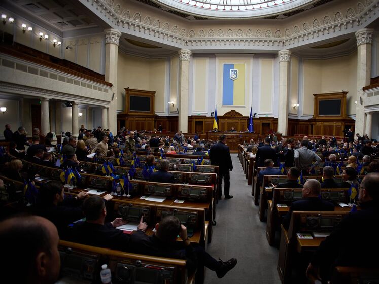 Рада лишила мандатов троих соратников Медведчука. Парламент сократился до 405 депутатов