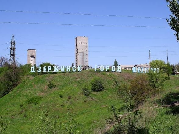 На шахте в Донецкой области в результате обвала породы под землей оказались заблокированными семеро горняков