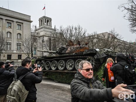 Перед посольством Росії в Берліні встановили підбитий під Бучею танк