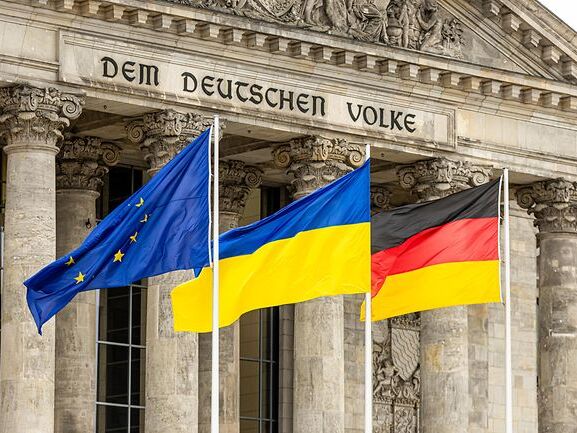 Над зданием Рейхстага подняли украинский флаг