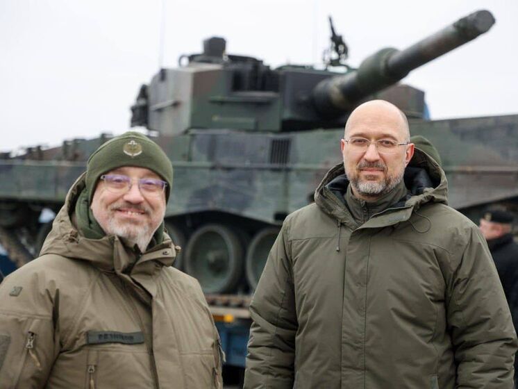 "Чекаємо більше "котиків". Резніков, Шмигаль і Моравецький зустріли перші танки Leopard в Україні. Фото, відео