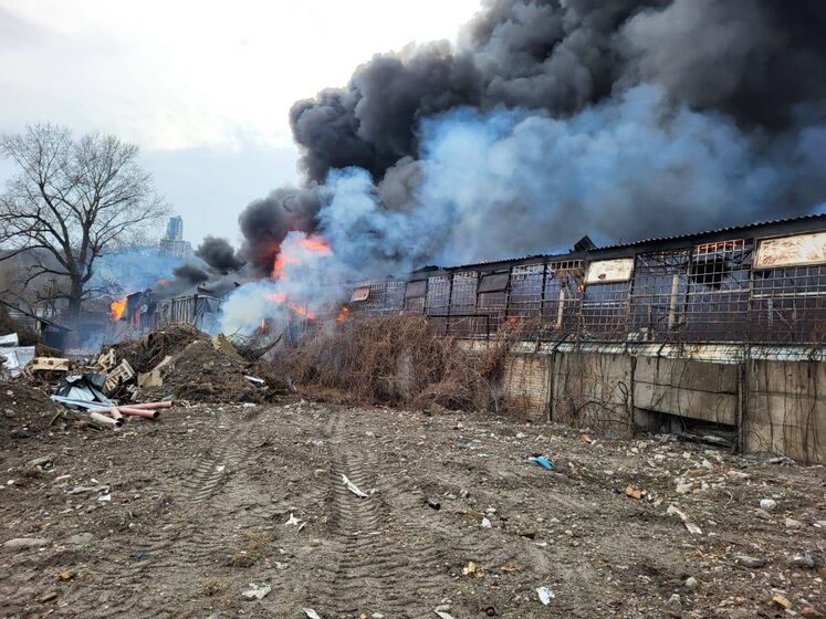 У Києві сталася пожежа на складі лакофарбової продукції. Фото, відео