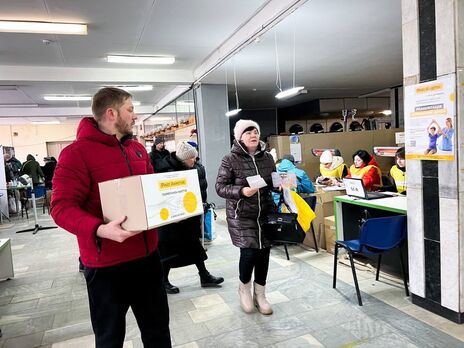 Переселенцы из Лисичанска получили от Фонда Рината Ахметова почти 2 тысячи продуктовых наборов