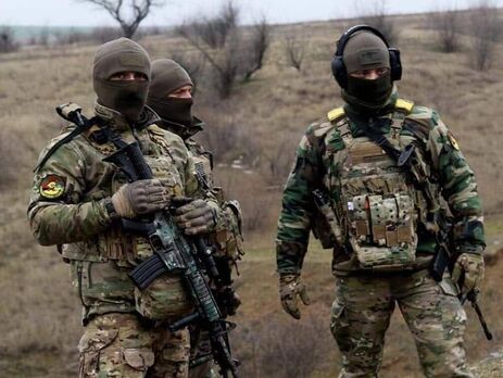 Украинскому снайперу побратимы зачитали российский фейк о его гибели. Видео