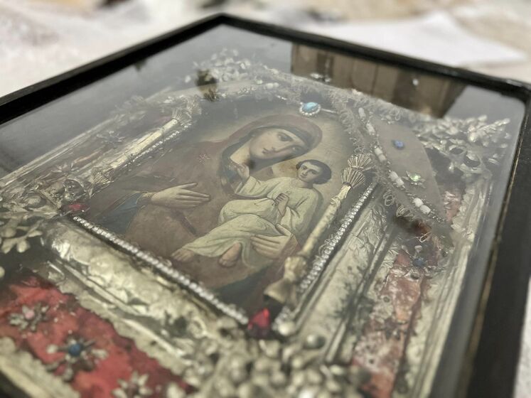 Таможня сообщила, что старинную икону "Богоматерь Тихвинская" пытались вывезти из Украины в США под видом фурнитуры. Фото