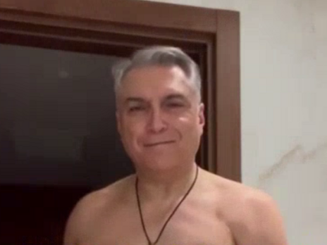 Порно видео снял полотенце