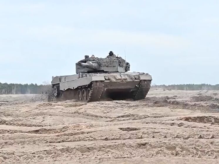 Збройні сили Канади показали, як українські військові вчаться керувати танком Leopard у Польщі. Відео