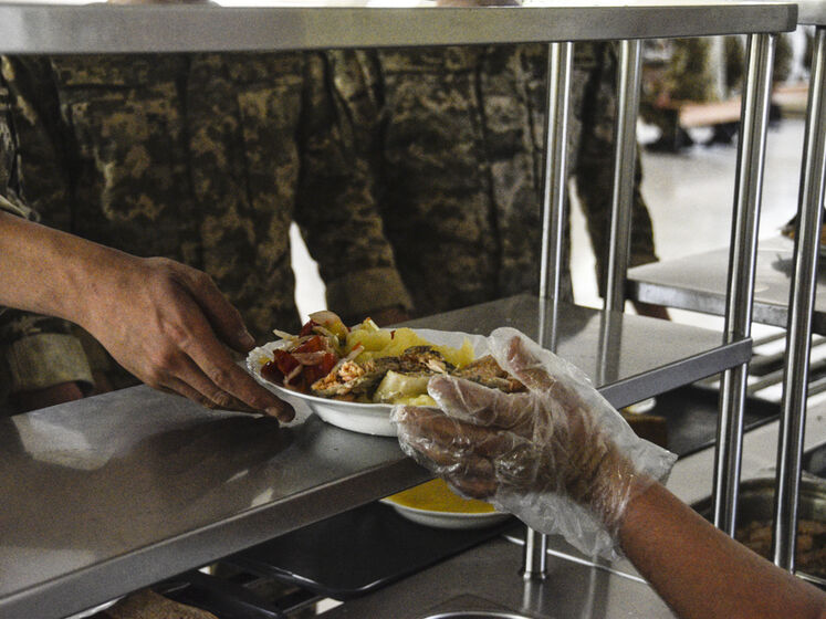 Міноборони оприлюднило оновлені договори щодо закупівлі послуг харчування для військових. Яйця більше не по 17 грн