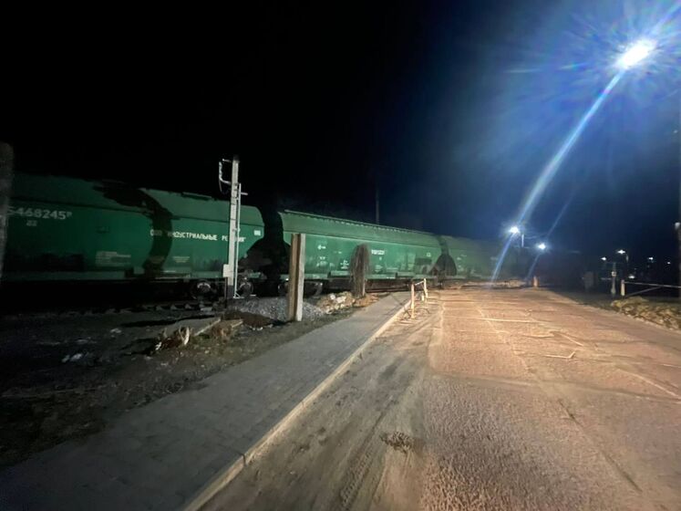 В Борисполе грузовой поезд сошел с рельсов