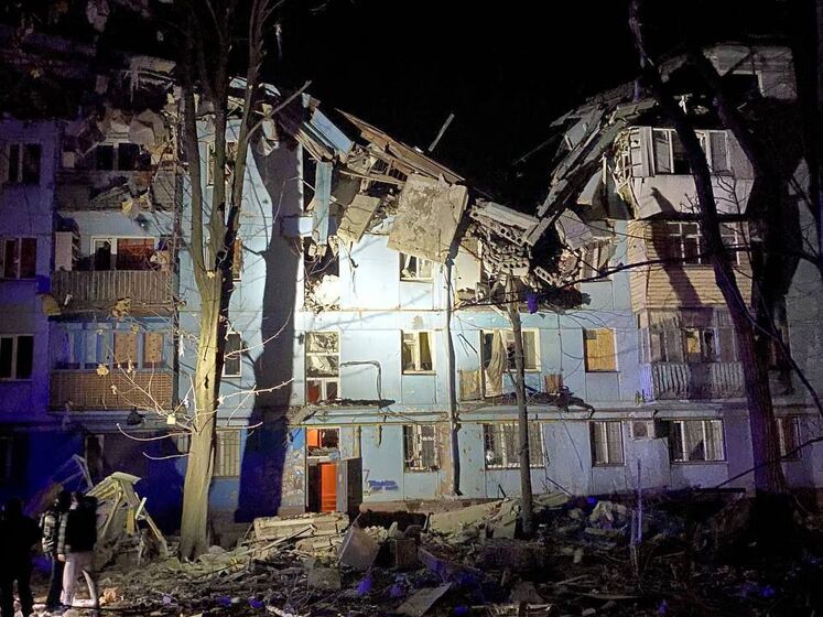 Окупанти завдали удару по багатоповерховому будинку в Запоріжжі, зруйновано три поверхи