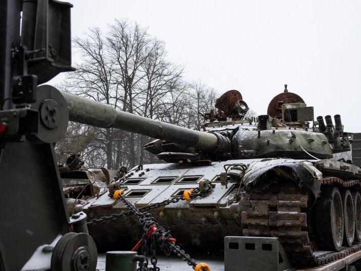 "Хочемо жити без будь-яких танків". Два міста Естонії відмовилися виставляти підбиті в Україні російські танки