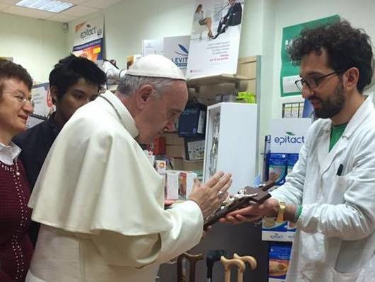 Папа Франциск лично отправился в обувной магазин. Видео