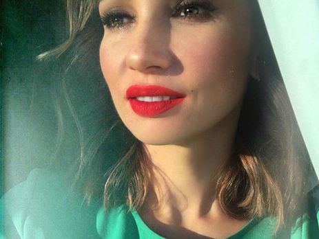 Чехова в свой день рождения накормила мужа тортом