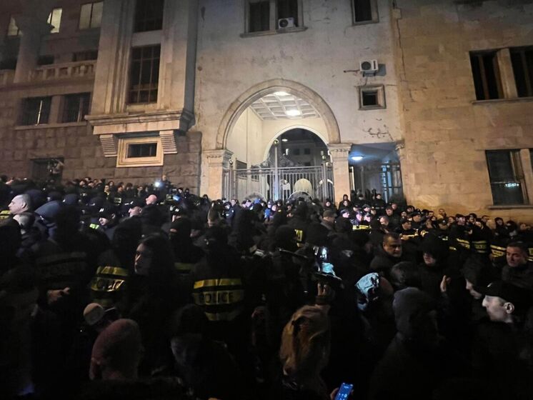 У Грузії депутати обговорюють законопроєкти про "іноагентів", біля парламенту – протести і затримання