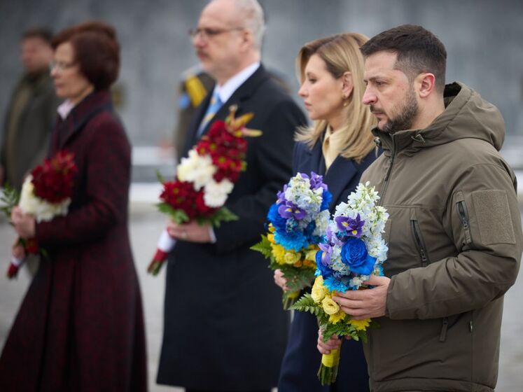 Зеленський і президент Латвії приїхали до Львова. Разом із першими леді вони вшанували пам'ять загиблих захисників України