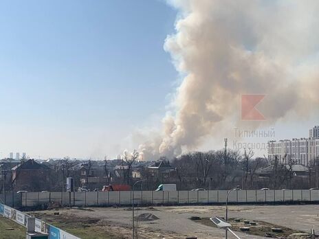 У російському Краснодарі виникла пожежа біля льотного училища