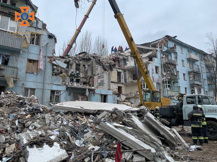 Российский обстрел дома в Запорожье. Из-под завалов достали тела уже пяти погибших – ГСЧС