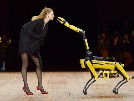 Робопес Boston Dynamics раздел модель на Неделе моды в Париже. Видео